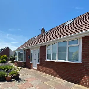 The Bungalow A Tranquil 3 Bedroom Close To Beach , Lytham St Annes United Kingdom