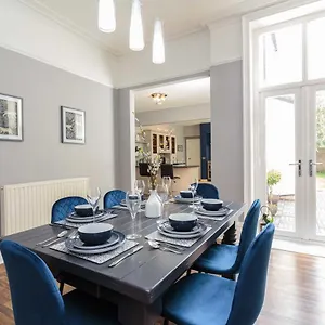 Stylish Lytham 5 Bedroom 3 Bathroom House With Hot Tub , Lytham St Annes United Kingdom